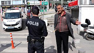 Türkiye'de bazı yaşlı vatandaşlar, ekipler tarafından uyarılarak evlerine gönderildi.