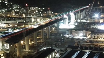 نورافشانی پل بازسازی شده جنوا به نشانه همبستگی با قربانیان کرونا با سه رنگ پرچم ایتالیا