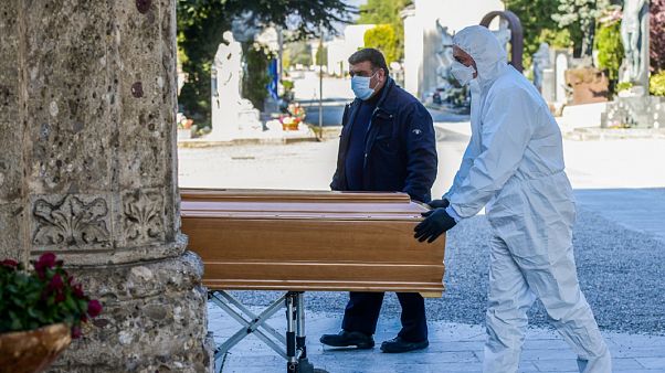İngiltere'de Koronavirüs Yasası'nın 'cenaze işlemleri' maddesi tartışma yarattı İngiltere'de Koronavirüs Yasası'nın 'cenaze işlemleri' maddesi tartışma yarattı