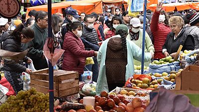 La gente compra en un lugar concurrido en La Paz el 21 de marzo de 2020