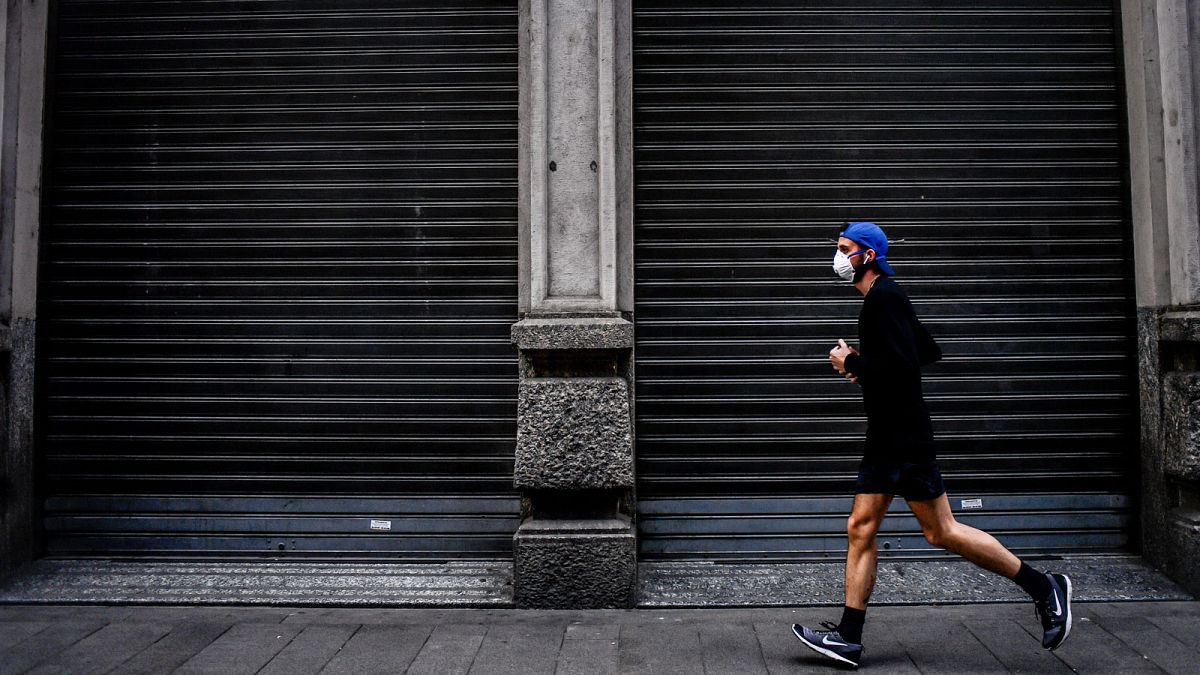 Un homme court à Milan le 15 mars 2020