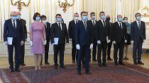 Slovakya'da yeni hükümet koronavirüs önlemleri kapsamında maske ve eldivenlerle yemin etti