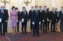 Slovakya'da yeni hükümet koronavirüs önlemleri kapsamında maske ve eldivenlerle yemin etti