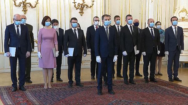 Slovakya'da yeni hükümet koronavirüs önlemleri kapsamında maske ve eldivenlerle yemin etti Slovakya'da yeni hükümet koronavirüs önlemleri kapsamında maske ve eldivenlerle yemin etti