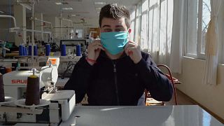 En Bulgaria, fábricas textiles trabajan sin parar para producir máscaras protectoras