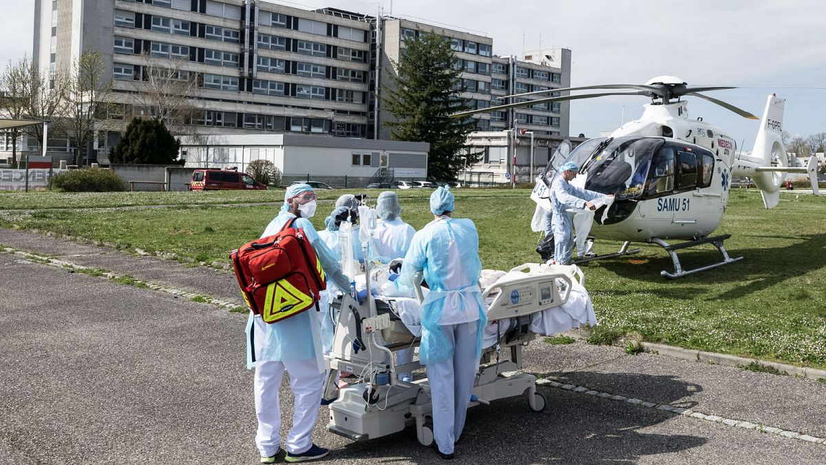 Opération d'évacuation d'un patient atteint du Covid-19 à Mulhouse, le 22 mars 2020.