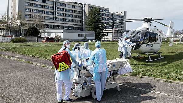 Opération d'évacuation d'un patient atteint du Covid-19 à Mulhouse, le 22 mars 2020. Opération d'évacuation d'un patient atteint du Covid-19 à Mulhouse, le 22 mars 2020.