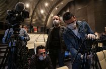  CHP’nin açıkladığı yeni tip koronavirüse yönelik (Covid-19) mücadele programı için toplantı öncesi yoğun önlemleri alındı. Gazeteciler de maske kullandı.