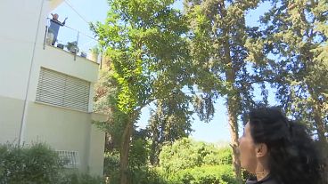 Coronavirus: Opera singer serenades her quarantined father from outside his home in Tel Aviv