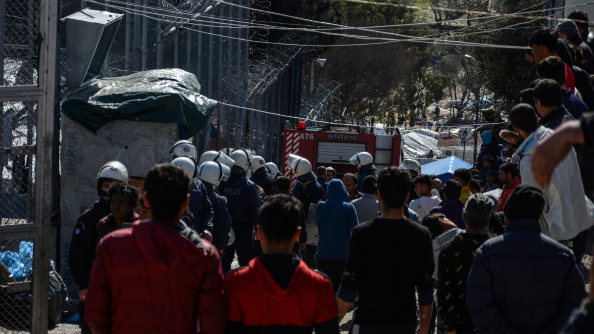 Des migrants font face aux forces de l'ordre dans le camp de Moria en Grèce le 16 mars 2020