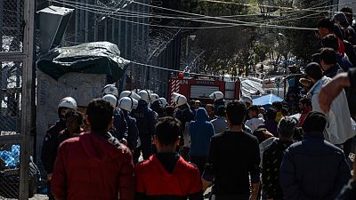 Des migrants font face aux forces de l'ordre dans le camp de Moria en Grèce le 16 mars 2020