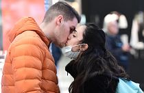 Un couple s'embrasse dans la gare centrale de Milan le 8 mars 2020