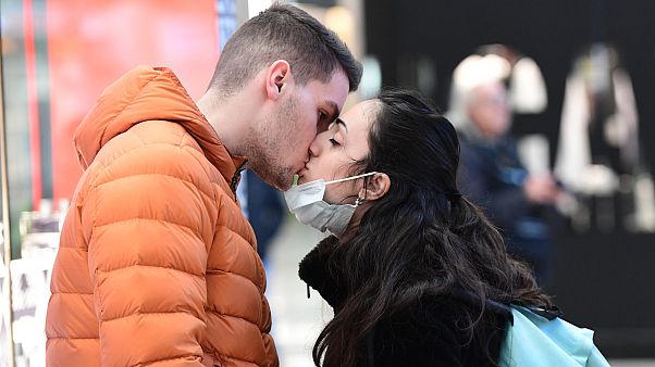 Un couple s'embrasse dans la gare centrale de Milan le 8 mars 2020 Un couple s'embrasse dans la gare centrale de Milan le 8 mars 2020
