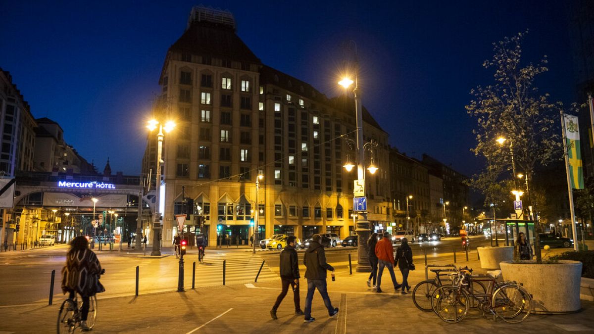 Az üres szállodák szív alakú világítása is jelzi, hogy sok állás került veszélybe