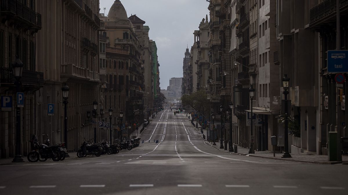 شوارع مقفرة ي مدينة برشلونة الإسبانة.2020/03/22