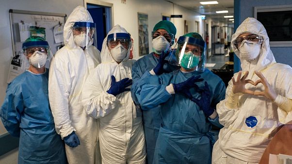 Un grupo de enfermeros posan con sus equipos Un grupo de enfermeros posan con sus equipos