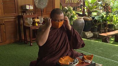 شاهد: صلوات على أقنعة واقية.. رهبان بوذيون يتضرعون للسماء لرفع وباء كورونا
