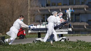Un malade du covid-19 est évacué de l'hôpital public de Mulhouse le 23 mars 2020