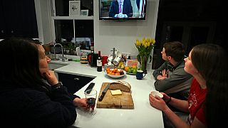 Una familia escucha el discurso televisado del primer ministro Boris Johnson