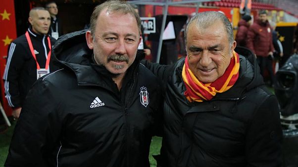 Fatih Terim'in koronavirüs testlerinin pozitif çıkmasından sonra Beşiktaş Teknik direktörü Sergen Yalçın ve siyah beyazlı ekip de test yaptırdı. Fatih Terim'in koronavirüs testlerinin pozitif çıkmasından sonra Beşiktaş Teknik direktörü Sergen Yalçın ve siyah beyazlı ekip de test yaptırdı.