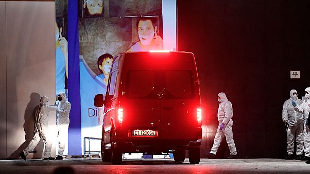 Des membres de l'armée espagnole accueillant un fourgon arrivant au "Palacio de Helio" à Madrid, le 23 mars 2020. Des membres de l'armée espagnole accueillant un fourgon arrivant au "Palacio de Helio" à Madrid, le 23 mars 2020.