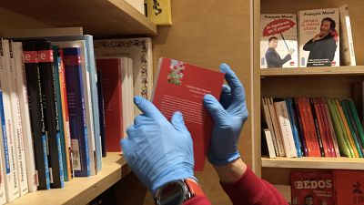 شاهد:مكتبة بلجيكية تعتمد توصيل الطلبات إلى البيت برسوم لمساعدة المستشفيات ومحاربة الضجر