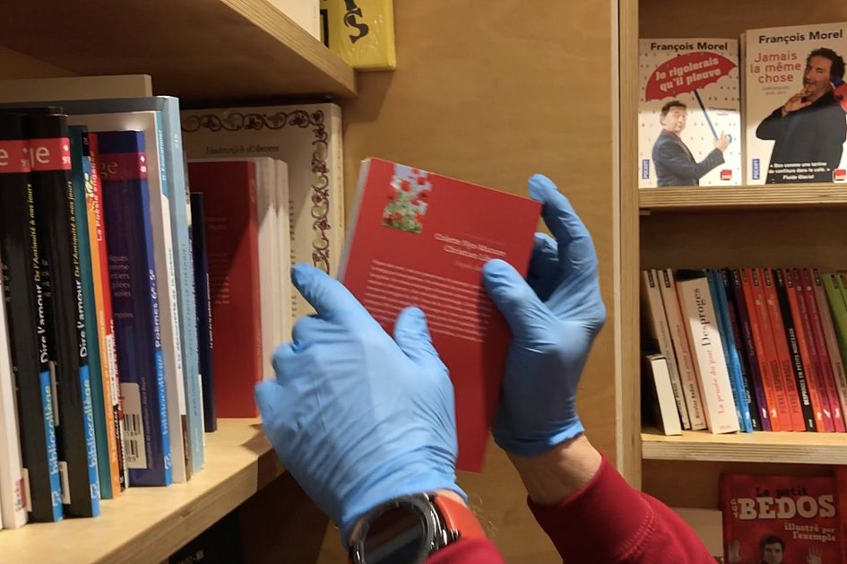 شاهد:مكتبة بلجيكية تعتمد توصيل الطلبات إلى البيت برسوم لمساعدة المستشفيات ومحاربة الضجر