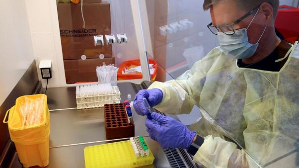 In China haben Wissenschaftler mit Chloroquine erfolgreich Covid-19-Patienten behandelt. In China haben Wissenschaftler mit Chloroquine erfolgreich Covid-19-Patienten behandelt.