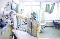 Eine Krankenschwester bereitet ein Zimmer auf einer Intensivstation in Dresden vor.