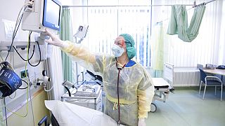 Eine Krankenschwester bereitet ein Zimmer auf einer Intensivstation in Dresden vor.