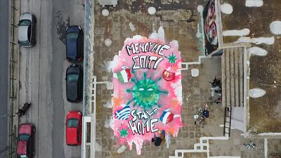 شاهد: فن الشوارع في أثينا .. غرافيتي يناشد اليونانيين البقاء في بيوتهم لتفادي كورونا