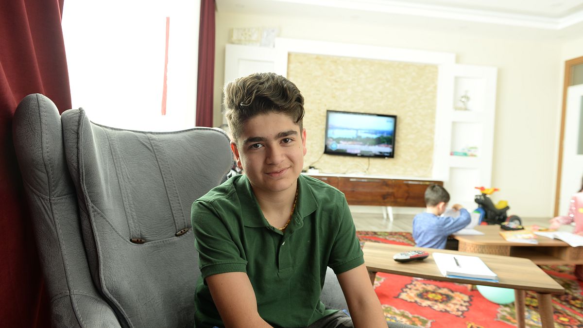 Koronavirüs sebebiyle Türkiye'de uzaktan eğitime geçildi. Ergenler ve gençler evden dersleri takip ediyor