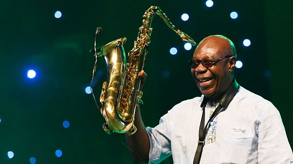 El saxofonista Manu Dibango muere en Francia de coronavirus El saxofonista Manu Dibango muere en Francia de coronavirus