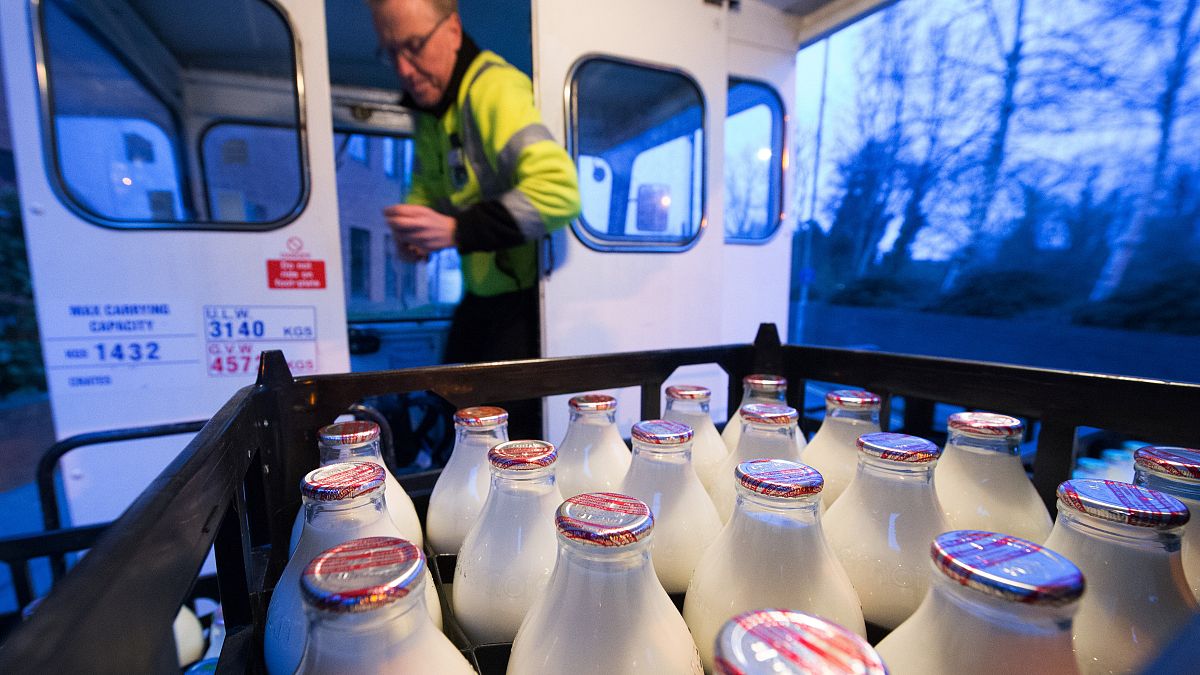 مهنة توزيع الحليب في بريطانيا تعود للظهور وسط فرض تدابير الحجر المنزلي