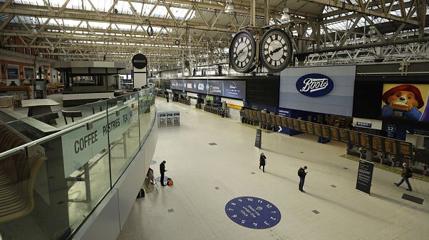 Los británicos comienzan la vida en cuarentena debido al coronavirus Los británicos comienzan la vida en cuarentena debido al coronavirus