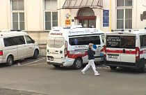 ممرضة تشيكية خارج مستشفى براغ الجامعي 18.03.20
