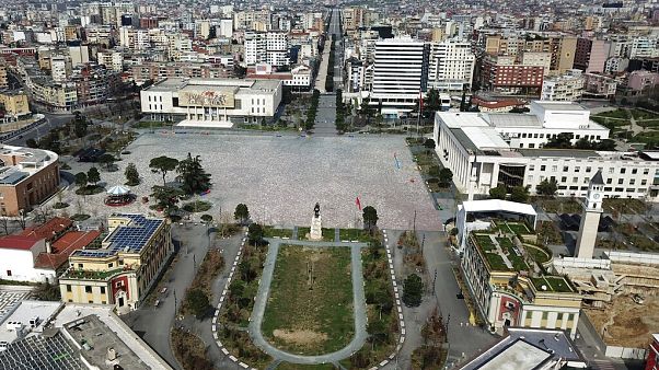 Kiürült a tiranai Skanderberg tér, miután 40 órás kijárási tilalmat rendeltek el az országban Kiürült a tiranai Skanderberg tér, miután 40 órás kijárási tilalmat rendeltek el az országban