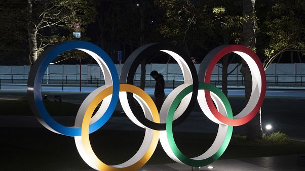 Japonya'nın başkenti Tokyo'daki Ulusal Stadyuma konulan Olimpiyat Halkaları Japonya'nın başkenti Tokyo'daki Ulusal Stadyuma konulan Olimpiyat Halkaları