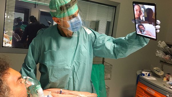Foto galeri | Sosyal medyada koronavirüsle savaşan 'kahraman' doktor ve sağlık çalışanlarına destek Foto galeri | Sosyal medyada koronavirüsle savaşan 'kahraman' doktor ve sağlık çalışanlarına destek