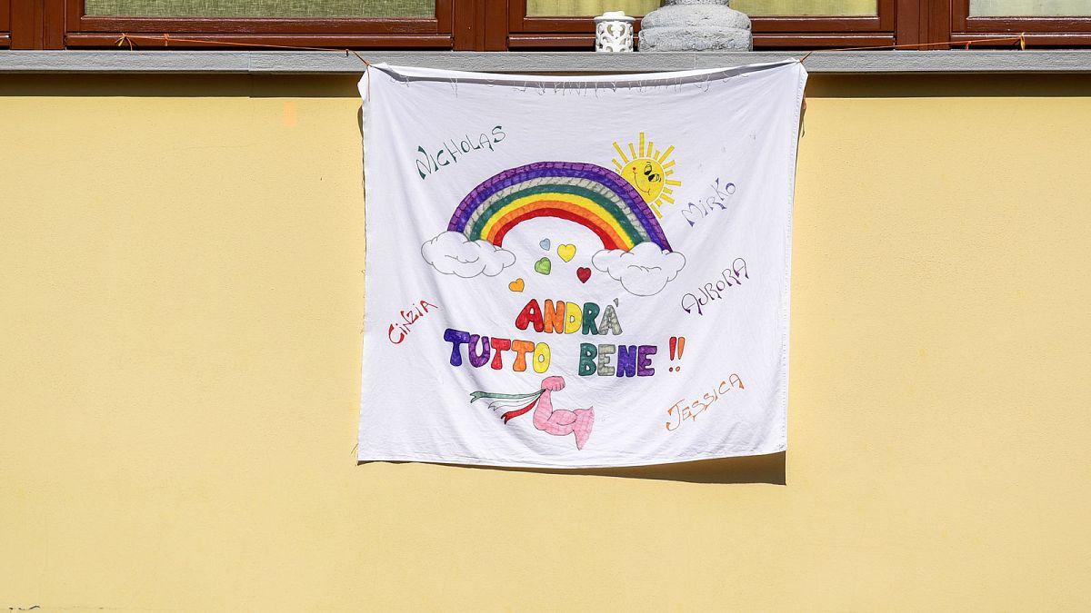 "Tout va s'arranger", banderole déployée sur une façade de Vertova, non loin de Bergame  en Italie, le 24 mars 2020. 