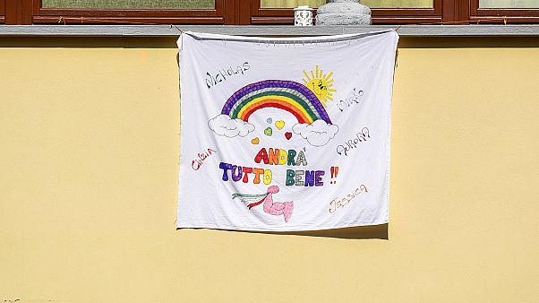 "Tout va s'arranger", banderole déployée sur une façade de Vertova, non loin de Bergame en Italie, le 24 mars 2020. "Tout va s'arranger", banderole déployée sur une façade de Vertova, non loin de Bergame en Italie, le 24 mars 2020.