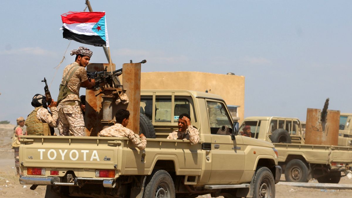 قافلة تعزيزات عسكرية متجهة من مدينة عدن الجنوبية إلى محافظة أبين في اليمن