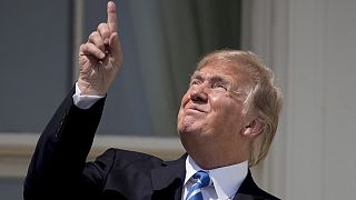 دونالد ترامپ در سال ۲۰۱۷ در بالکن کاخ سفید، بدون عینک محافظ به خورشیدگرفتگی نگاه می‌کند.