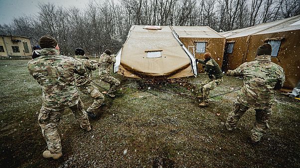 Tábori kórházat állítottak fel Budapesten, a hóesésben dolgoztak a katonák Tábori kórházat állítottak fel Budapesten, a hóesésben dolgoztak a katonák