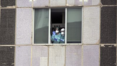 Trabajadores médicos con mascarillas en el hospital La Paz en Madrid, España.
