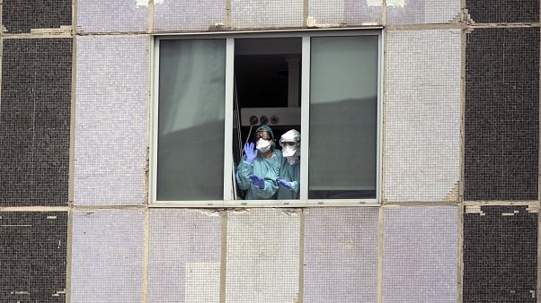 Trabajadores médicos con mascarillas en el hospital La Paz en Madrid, España. Trabajadores médicos con mascarillas en el hospital La Paz en Madrid, España.