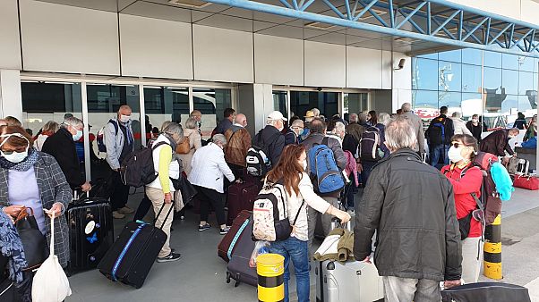 Kuzey Kıbrıs Türk Cumhuriyeti'nde Covid-19 sebebiyle karantina altında bulunan turist kafileleri ülkelerine bu sabah dönmeye başladı Kuzey Kıbrıs Türk Cumhuriyeti'nde Covid-19 sebebiyle karantina altında bulunan turist kafileleri ülkelerine bu sabah dönmeye başladı