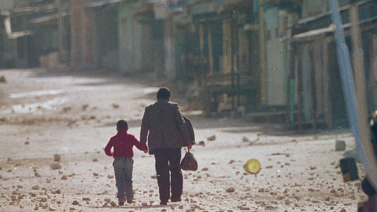 اب بسير مع ابنه في مخيم في الضفة الغربية المحتلة - 1987/12/11