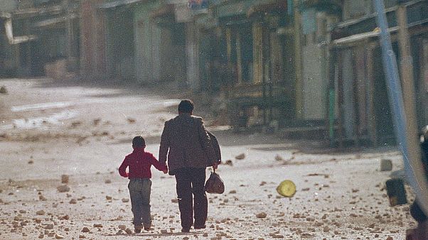 اب بسير مع ابنه في مخيم في الضفة الغربية المحتلة - 1987/12/11 اب بسير مع ابنه في مخيم في الضفة الغربية المحتلة - 1987/12/11