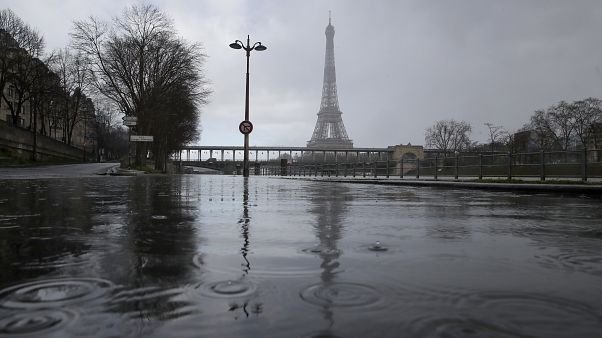 Fransa'nın başkenti Paris'ten geçen Seine Nehri Fransa'nın başkenti Paris'ten geçen Seine Nehri